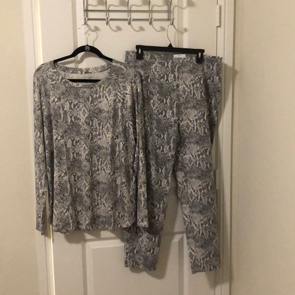 2 pc grey reptile print pants set!